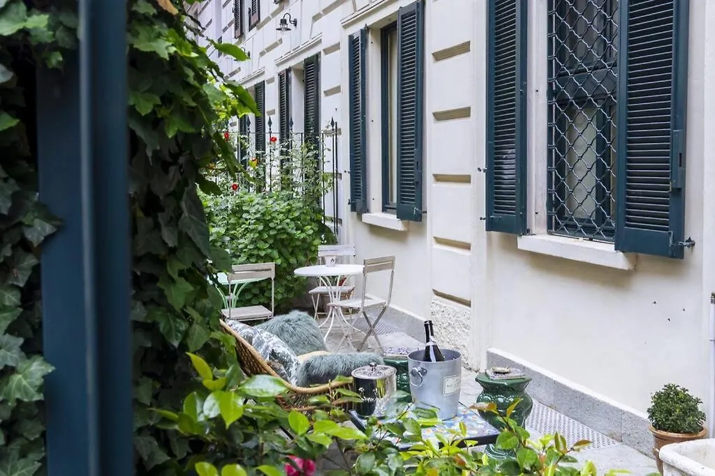 Luxury Bohemian Suite With Private Garden In Milan Apartment