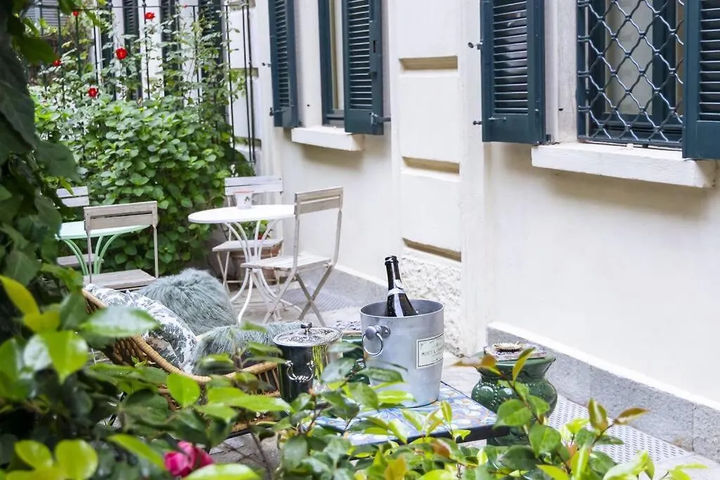 Luxury Bohemian Suite With Private Garden In Milan Apartment